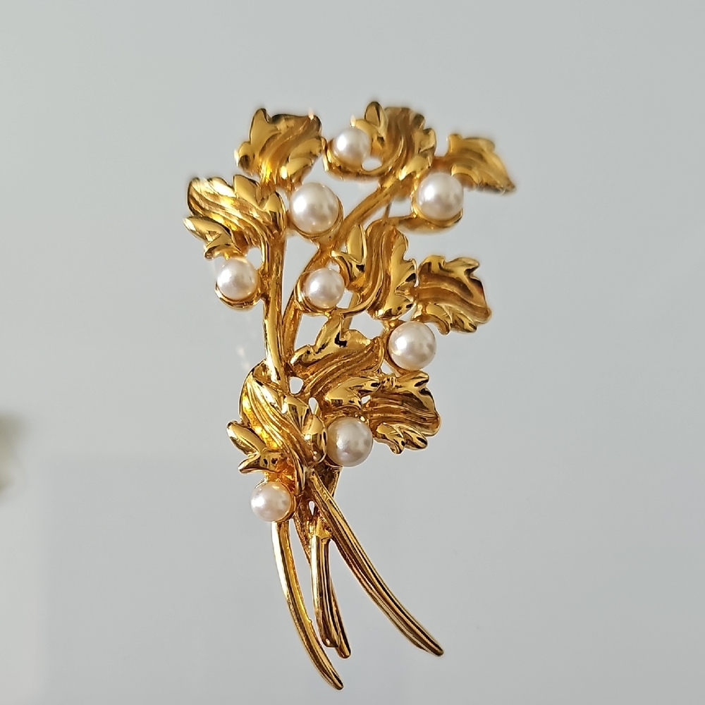 VINTAGE NAPIER BROOCH GOLDTONE WITH FAUX PEARLS LEAFY MOTIFF.